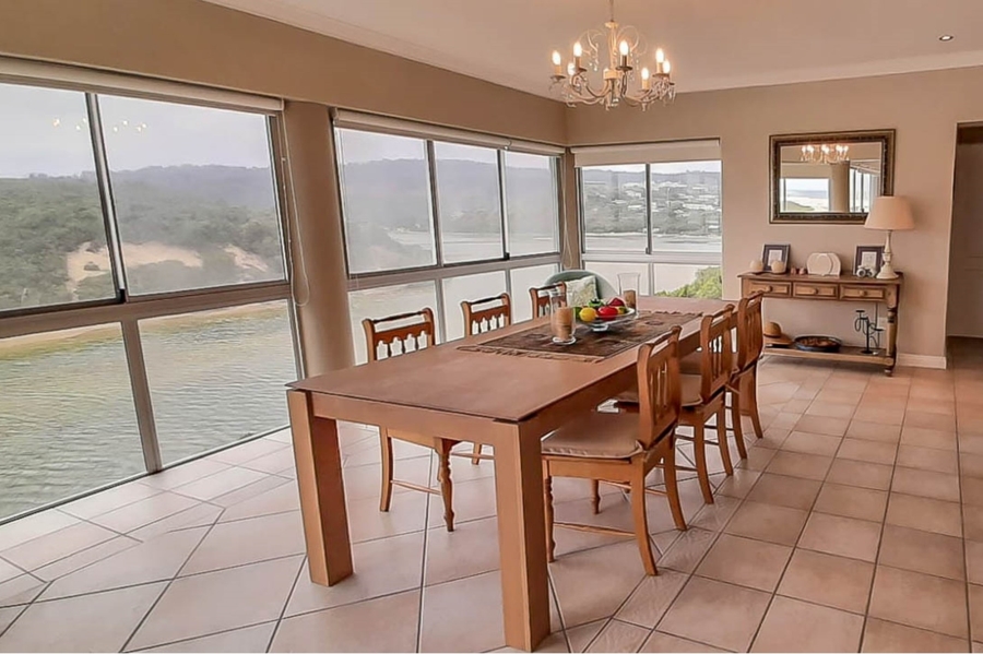 5 Bedroom Property for Sale in Kingfisher Creek Western Cape